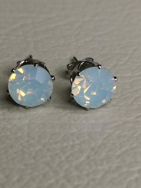 Nagliņauskari white opal